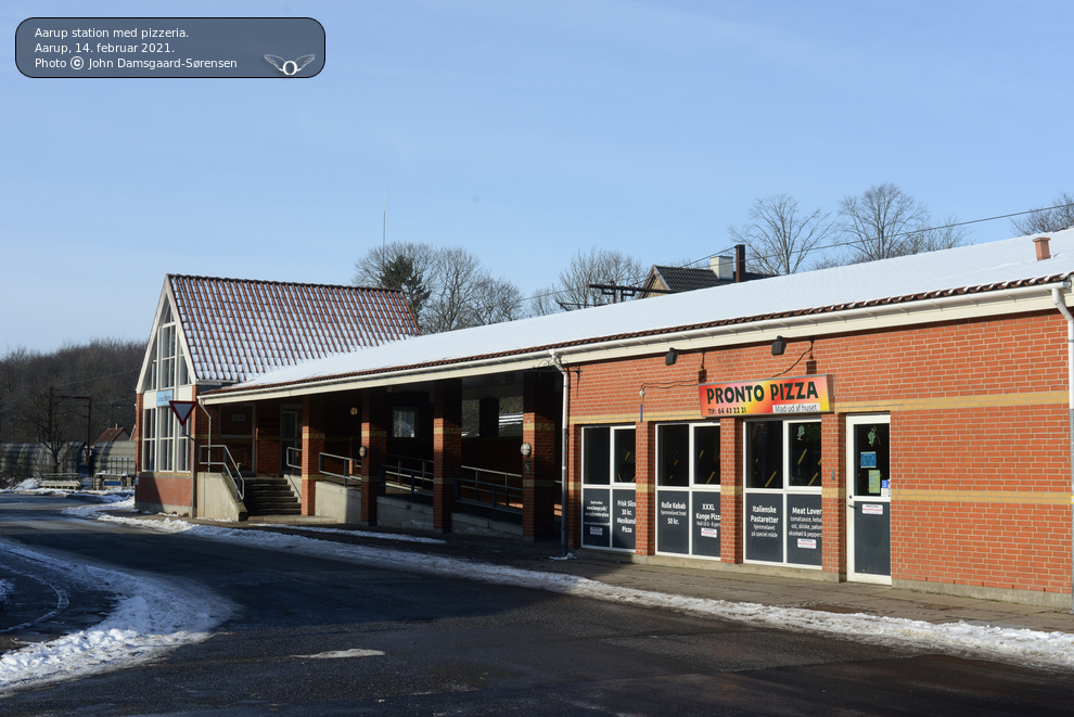 Aarup station, gadeside