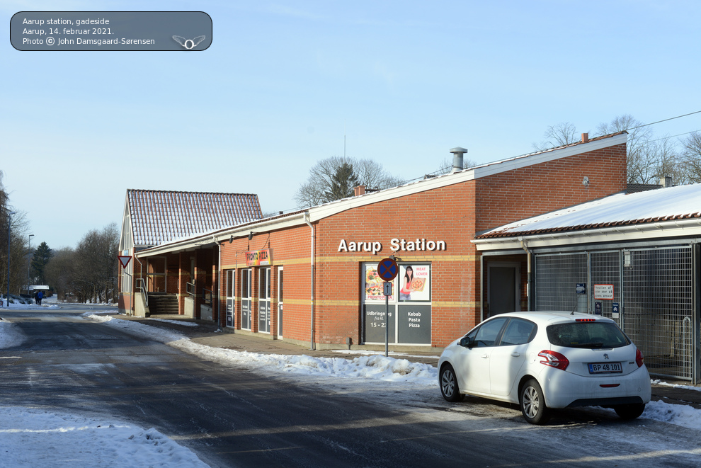 Aarup station, gadeside