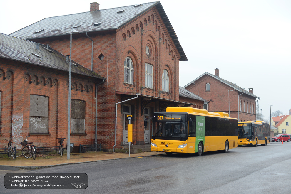 Skælskør station, gadeside